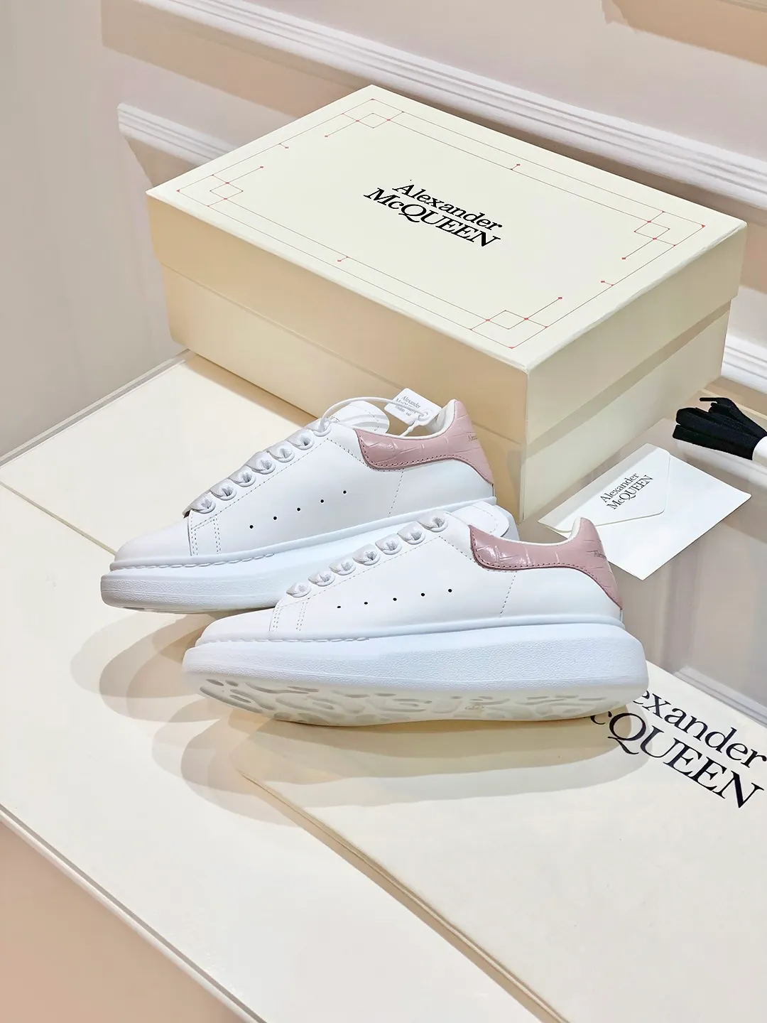 👟👟Ex-factory price 560👟👟 𝐀𝐥𝐞𝐱𝐚𝐧𝐝𝐞𝐫 𝐌𝐜𝐐𝐮𝐞𝐞𝐧A must-have for going out ~ full of confidence. McQueen white shoes are versatile and can instantly elongate your proportions. The long legs that fill the screen make you confident, sweet and cool, and can be controlled by both male and female gods, making you look better as you wear them. ⭐Shoe upper material: first-layer cowhide ⭐Shoe lining material: sheepskin ⭐Available sizes: 35-40, male 39-45 (female 40, male 45 customized)